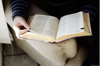 Como Estudar Teologia Sozinho: 10 Passos Cruciais