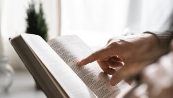 Qual o primeiro livro da Bíblia para começar a estudar?